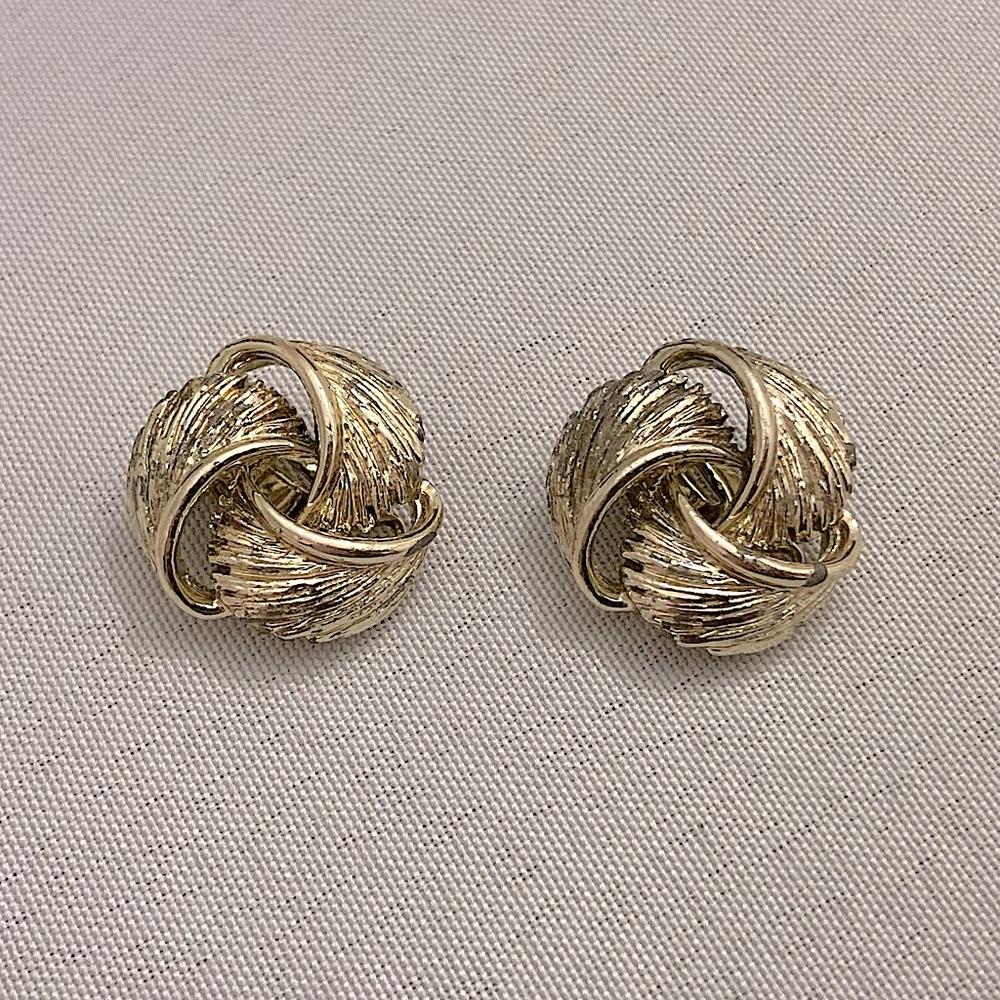 ⭐️ Vintage Gold Swirl Paddle Back Clip On Earrings